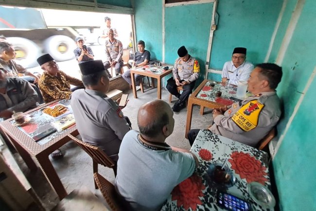 Jumat Curhat, Wakapolres Sampaikan Pesan Kamtibmas dan Himbauan Pemilu Damai di Nagari Selayo
