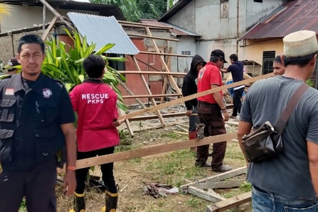 Sebuah Rumah Rubuh Akibat Angin Kencang di Kubu Raya, Lima Korban Alami Luka-Luka