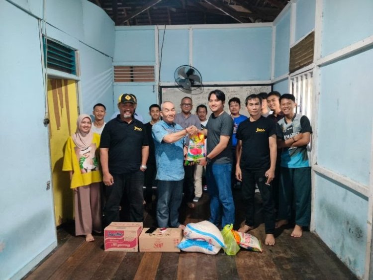 Insanak PASS Salurkan Sembako Untuk Mahasiswa Sambas di Pontianak