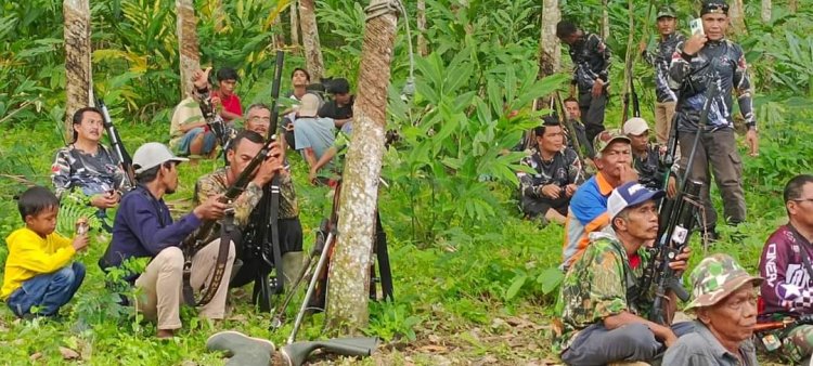 Bupati Eka Putra Berburu Hama Tupai Bersama Masyarakat Payo Dalam