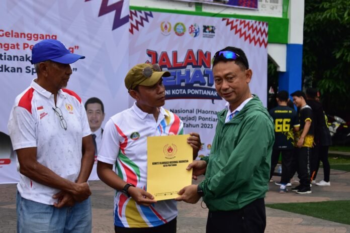 Peringatan Haornas ke-40, Wali Kota Pontianak Serahkan Penghargaan Atlet dan Pelatih Senior