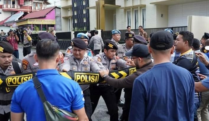 Polres Padang Panjang Amankan Demo Di Depan KPU 