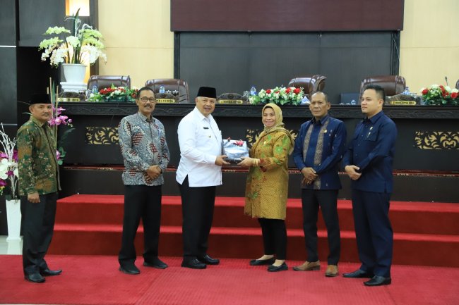 Ikuti Paripurna DPRD, Walikota Solok Sampaikan Ranperda APBD Tahun 2024 Serta Ranperda Tentang Pajak dan Retribusi Daerah
