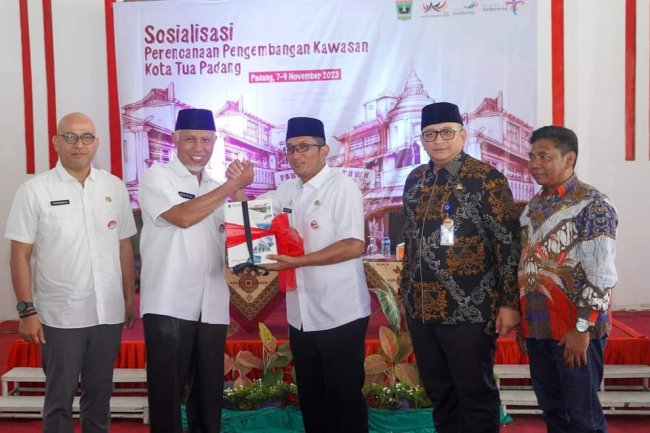 Gubernur Sumbar Serahkan Master Plan Pembangunan Kota Tua Ke Pemko Padang