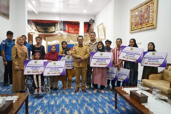 Pemkab Tanah Datar Serahkan Bantuan Korban Bencana Dan Pengobatan