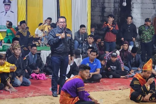 Bupati Eka Putra Hadiri Malam Kesenian Anak Nagari Penyalaian