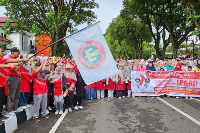 HGN 2023 Ribuan Guru Gerak Jalan Jantung Sehat Di Batusangkar 
