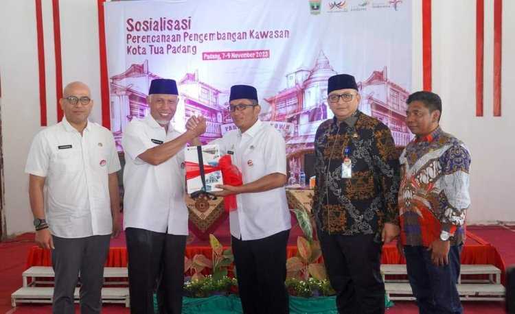 Gubernur Sumbar Serahkan Master Plan Pembangunan Kota Tua Ke Pemko Padang