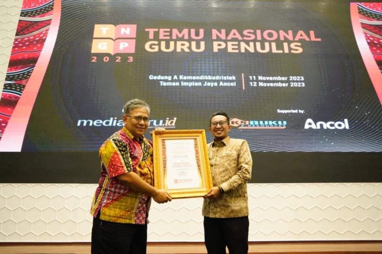 Bupati Eka Putra Terima Penghargaan Penggerak Literasi Dari Media Guru Indonesia
