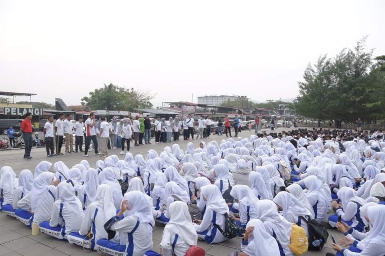 Wawako Ekos Albar Bersama Murid SMPN 1 Padang Goro Bersihkan Pantai Padang