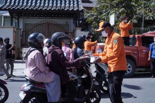Dampak Erupsi Gunung Marapi. Pemko Padang Panjang Bagikan Masker Ke Penguna Jalan