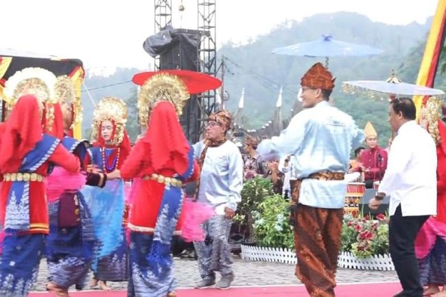 Ketika Mas Menteri Menari Payung Di FPM