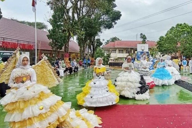 Fashion Show Kostum Daur Ulang di SMP Negeri 2 Padang Panjang 