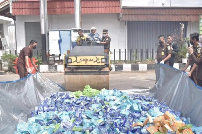 Kejari Padang Musnahkan Barang Bukti 