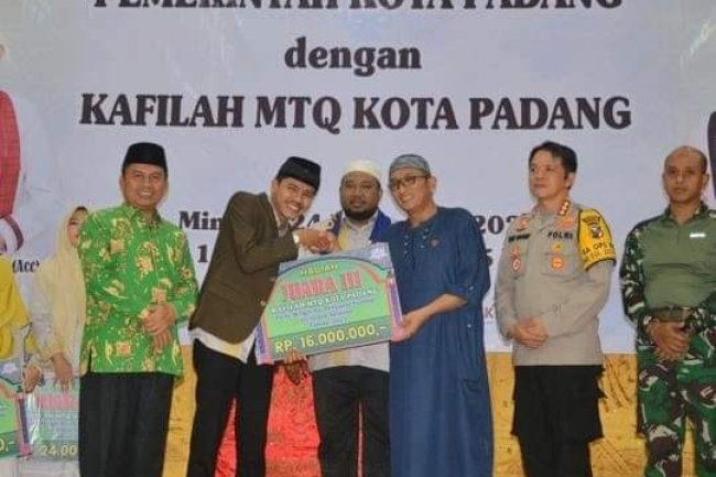 Kafilah MTQ Kota Padang Terima Reward 
