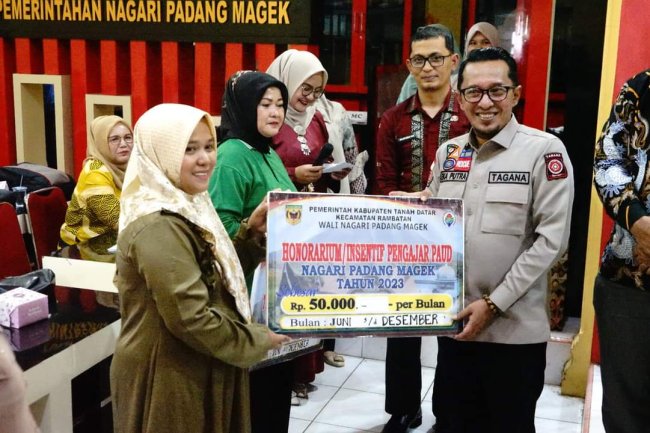 Bupati Eka Putra Serahkan Ini Di Nagari Padang Magek