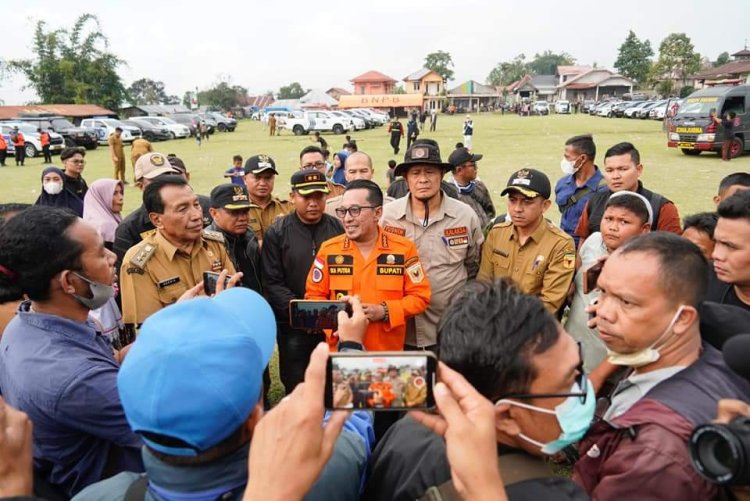Bupati Eka Putra Pantau Langsung Proses Pencarian Dan Evakuasi Korban Erupsi Marapi