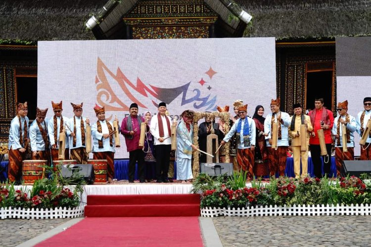 Pemukulan Tongtong Berusia 300 Tahun Tandai Pembukaan Festival Pesona Minangkabau VI DI Istano Basa Pagaruyung 