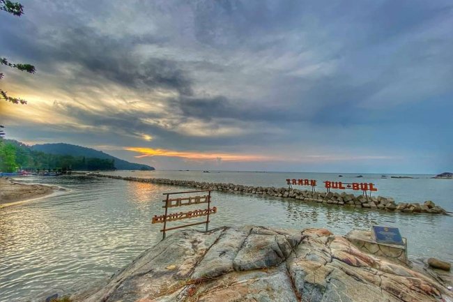 Pantai Batu Burung, Pesona Destinasi Wisata Favorit di Kota Singkawang