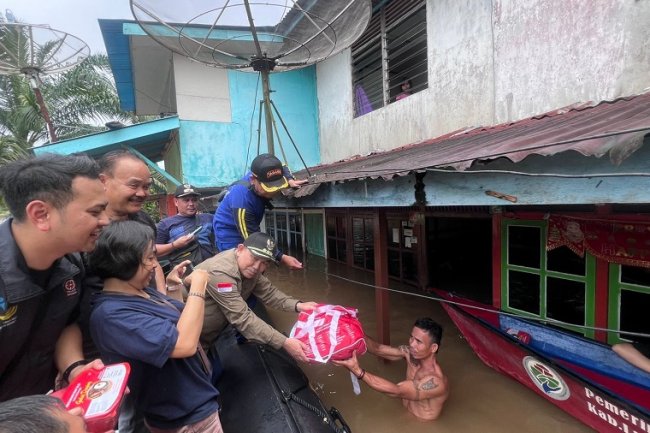 Kunjungi Warga, Pj Bupati Landak Kalbar  Salurkan Bantuan Bagi Korban Banjir