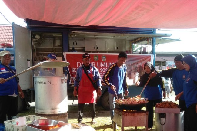 Bantu Korban Banjir, Kementrian Sosial RI dan Dinas Sosial Provinsi Kalbar Mendirikan Dapur Umum Lapangan  di Kabupaten Landak