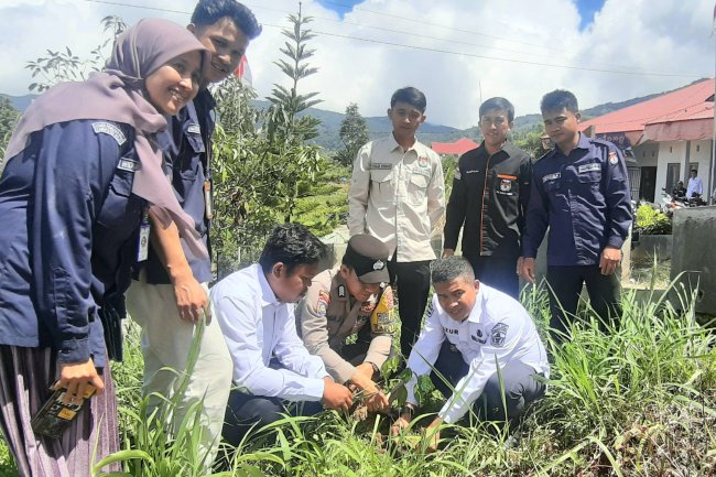 Ditandai Penanaman Pohon, 210 KPPS Nagari Talang Babungo Di Ambil Sumpahnya 