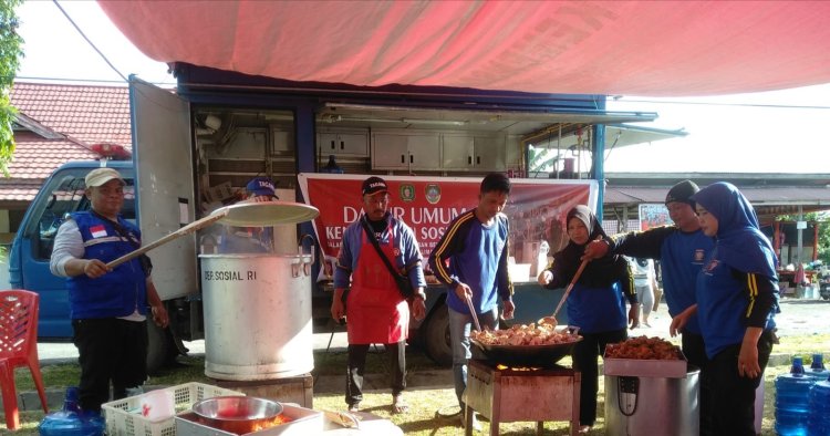 Bantu Korban Banjir, Kementrian Sosial RI dan Dinas Sosial Provinsi Kalbar Mendirikan Dapur Umum Lapangan di Kabupaten Landak