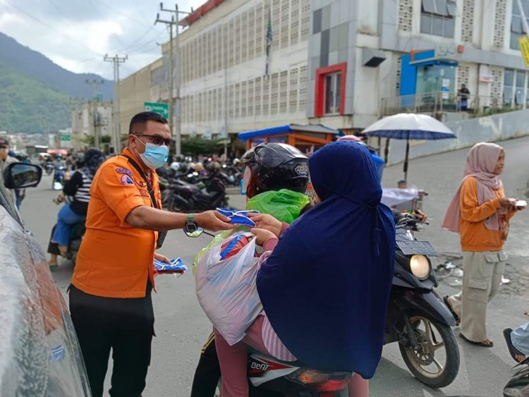 Abu Vulkanik Gunung Marapi Selimut  Padang Panjang BPBD Kesbangpol Bagikan Masker