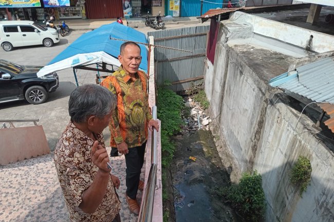 Picu Banjir di Kawasan Sawah Aro, Wakil Ketua DPRD Kota Solok Efriyon Coneng Minta Sendimen Bandar Dikeruk dengan Alat Berat