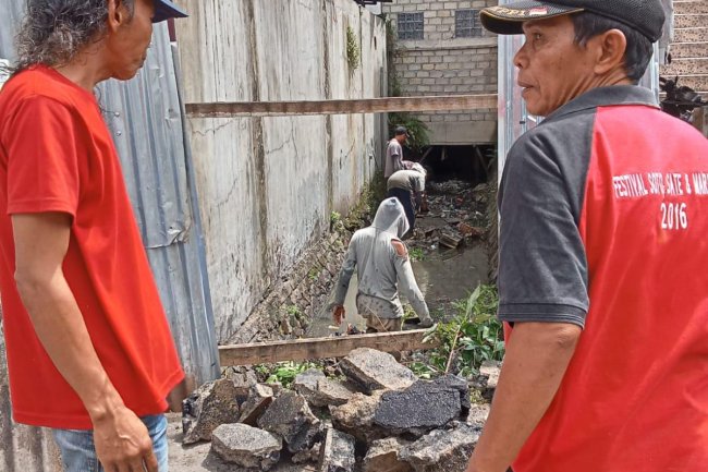 Sikapi Keluhan Masyarakat, Dinas PU dan Tata Ruang Kota Solok Bersihkan Sendimen Saluran Buang Sawah Aro