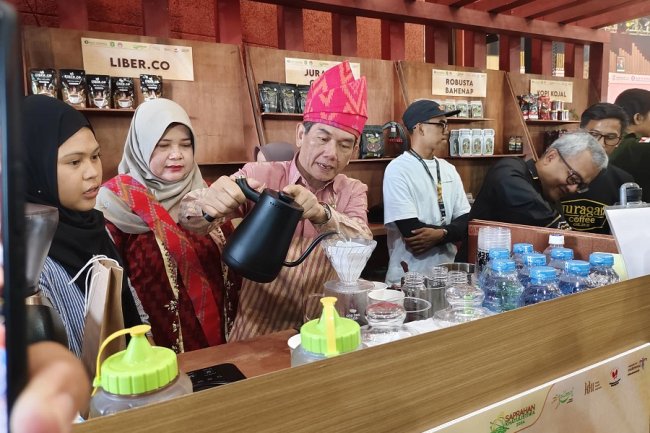 Pj Walikota Pontianak Meracik Kopi Ala Barista