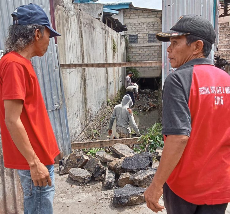 Sikapi Keluhan Masyarakat, Dinas PU dan Tata Ruang Kota Solok Bersihkan Sendimen Saluran Buang Sawah Aro