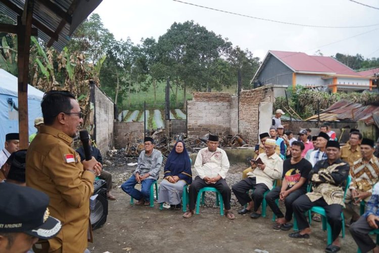 Korban Kebakaran di Nagari Tanjung Alam Terima Bantuan Dari Baznas Tanah Datar 