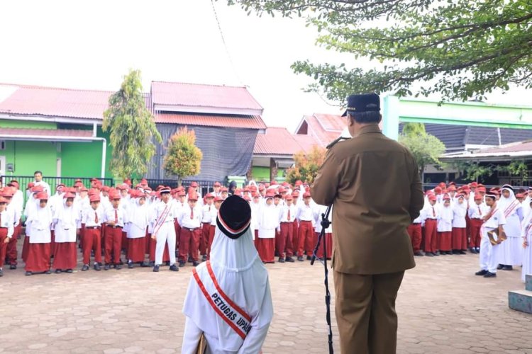 Wako Zul Elfian Umar Jadi Pembina Upacara di MIN Kota Solok