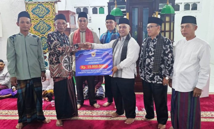 Kunjungi Masjid Agsha Nagari Sabu, Kajari Otong Hendra Rahayu Malah Dijadikan Saudara