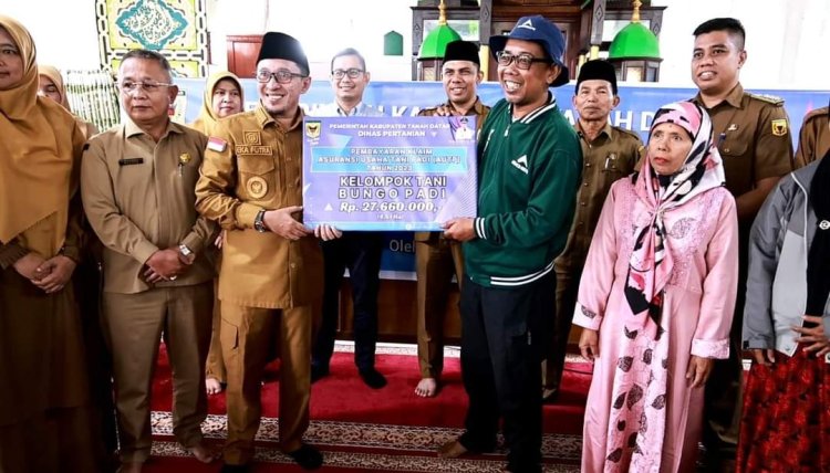 Petani Terdampak Erupsi Gunung Marapi Di Tanah Datar Terima Bantuan BLT