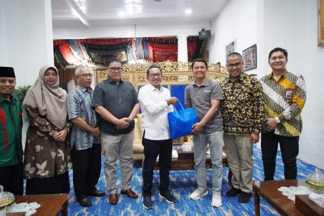 Rumah Zakat Sumbar Serahkan 100 Paket Sembako Untuk Tanah Datar 