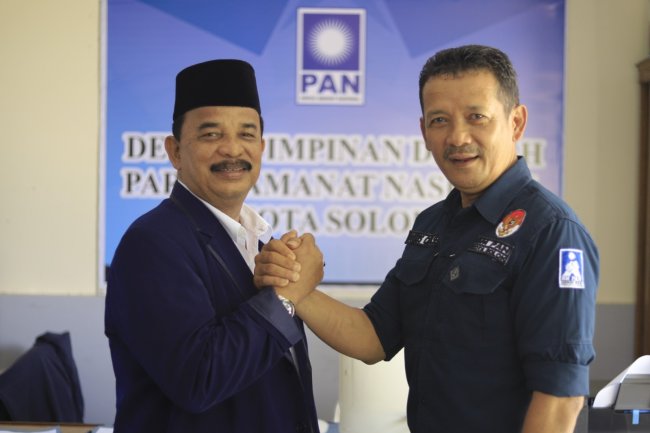 Ketua DPD Nasdem Kota Solok, Yoserizal.SH Kembalikan Formulir Pendadtaran ke DPD PAN Kota Solok