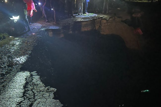 Jalan Nasional Amblas di Nagari Lolo, Mobilitas ke Solok Selatan Putus Total