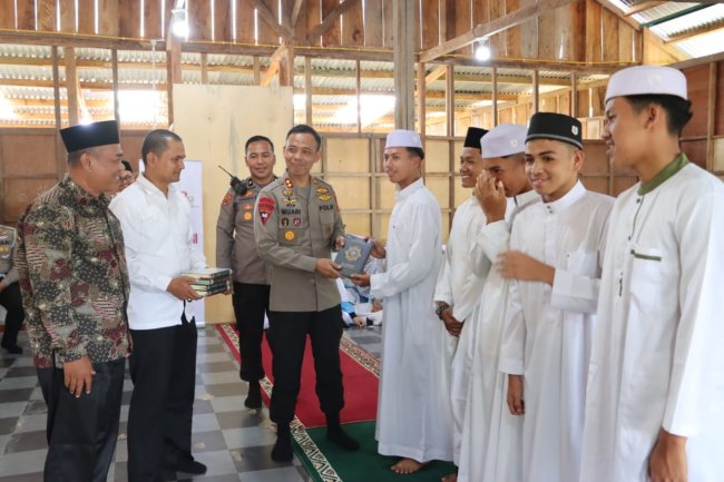 Peduli Pendidikan,  Kapolres Solok AKBP Muari Bantu Ponpes Darul Tauhid  100 Alqur’an dan Uang Rp 5 Juta