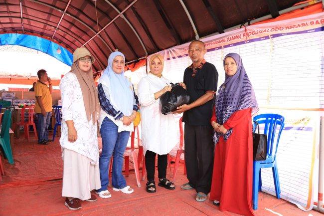 Ketua DPRD Kota Solok, Hj.Nurnisma Bantu Korban Banjir Bandang Nagari Parambahan