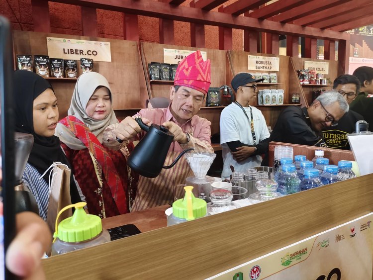 Semarak Pariwisata Khatulistiwa Expo, Pj Walikota Pontianak Meracik Kopi Ala Barista