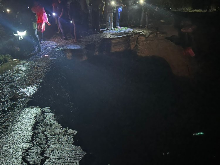 Jalan Nasional Amblas di Nagari Lolo, Mobilitas ke Solok Selatan Putus Total