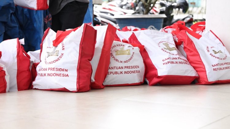 Ketua PMI Kabupaten Tanah Datar Terima Bantuan 1.000 Paket Sembako dari Presiden RI