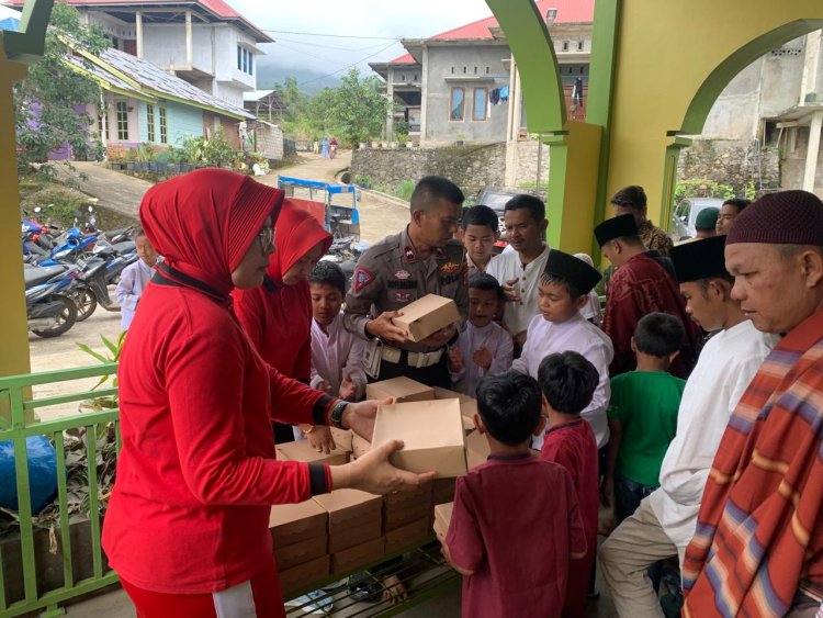 Selepas Shalat Jumat, Kapolres Solok Bagikan Makan Siang Gratis di Masjid Raya Al Mukaromah Sukarami