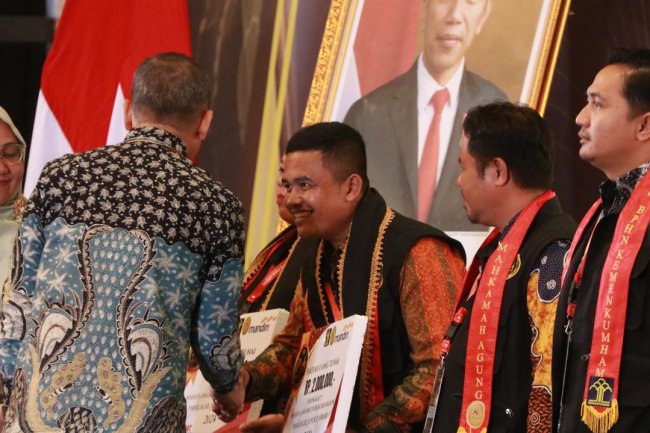 Masuk Top Ten Paralegal Justice Awards 2024. Wali Nagari Talang Babungo Terima Sertifikat Dari Kemenkumham