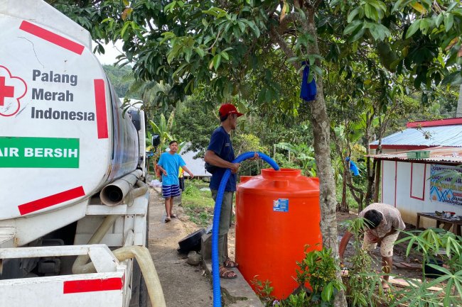 PMI Tanah Datar Distribukan Air Bersih dan Potong Sapi Kurban di Nagari Terdampak Banjir Bandang