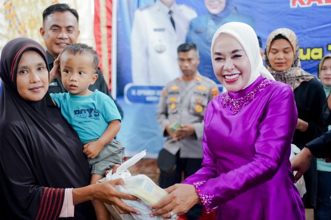 Hadiri Orientasi Keterampilan Dasar  Kader Posyandu, Ketua TP-PKK Ny. Emiko Serahkan Bantuan  di  Sungai Lasi