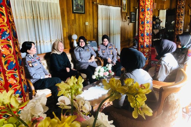 Sambangi Rumah Purnawirawan Polwan, Cara Polres Solok Peringati Hari Jadi Polwan ke 76