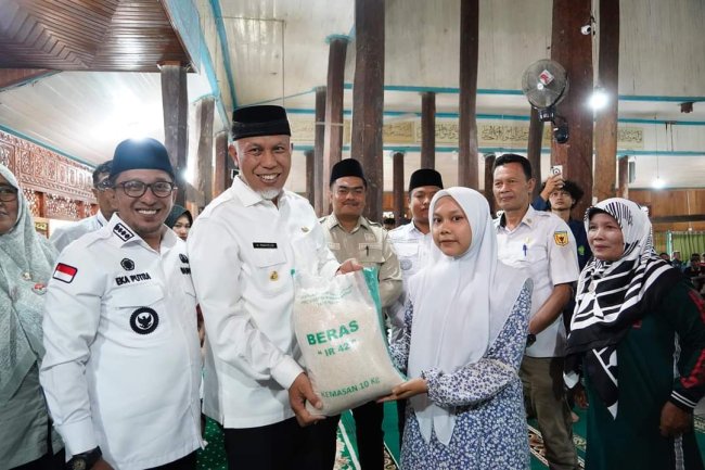 Gubernur Mahyeldi Serahkan Bantuan Sembako DI Tanah Datar 